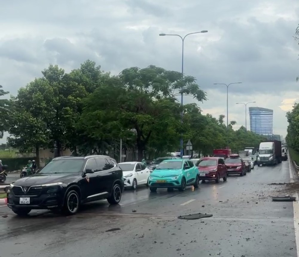 The accident caused traffic congestion on Mai Chi Tho (Thu Duc City). Photo: Cut from clip