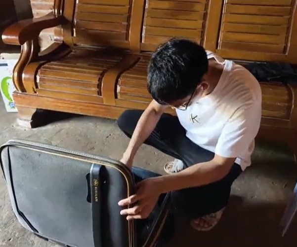 Tang prepares her suitcase before the first day of school. Photo: The Paper