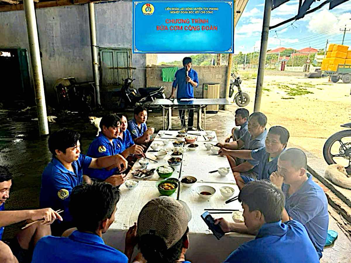 Union members eat union meal at the union. Photo: Tuy Phong Labor Union