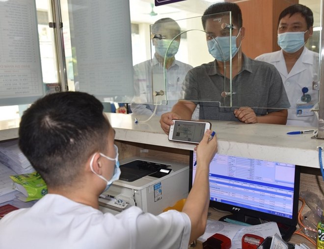 Người dân dùng hình ảnh thẻ BHYT trên ứng dụng VssID - BHXH số để đi khám chữa bệnh. Ảnh: BHXH Việt Nam