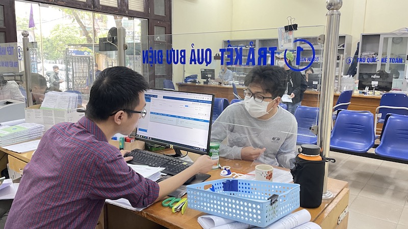 Vietnam Social Security officers advise employees on policies. Photo: Ha Anh