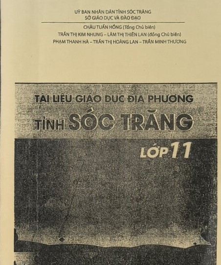 Sách giáo dục địa phương đã được biên soạn từ lâu nhưng chưa xuất bản, tỉnh Sóc Trăng đành photocopy rồi đóng lại thành quyển. Ảnh: Nhật Hồ