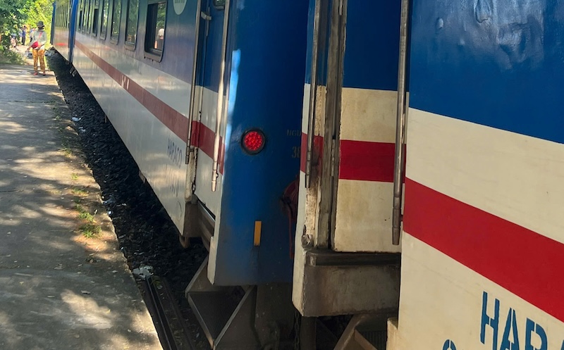 Passenger train SE 2 from Ho Chi Minh City to Hanoi when arriving at Lang Co station, one of the train cars derailed. Photo: Phuc Dat