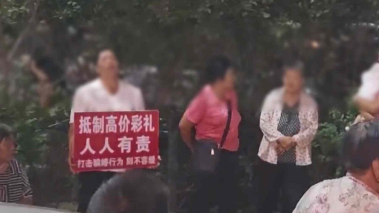 The groom's family protested in front of the bride's family's hot pot restaurant. Photo: News QQ