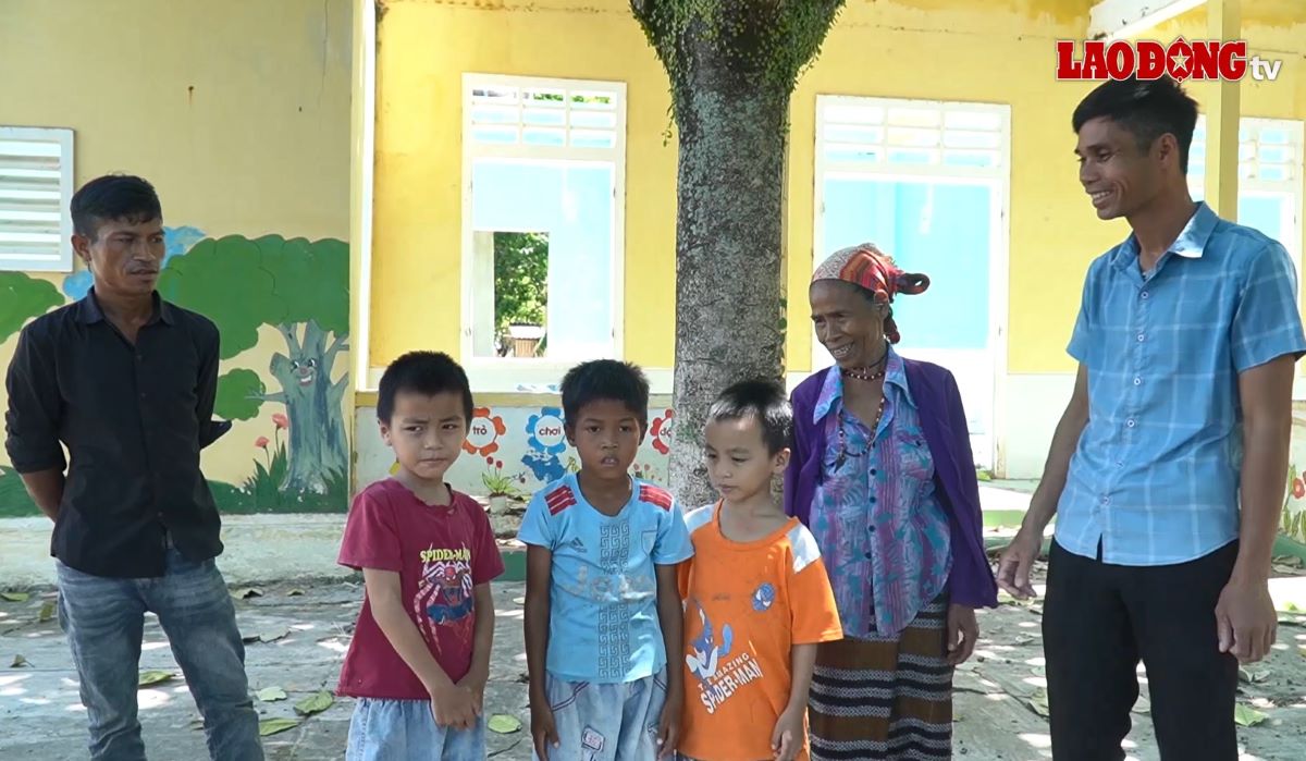 Bà Lan và người con trai (bìa trái ảnh) hiến đất xây trường. Ảnh: Anh Vũ.