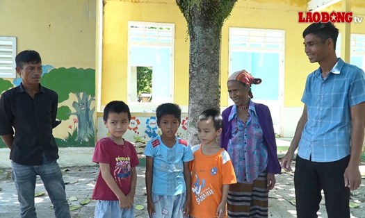 Bà Lan và người con trai (bìa trái ảnh) hiến đất xây trường. Ảnh: Anh Vũ.