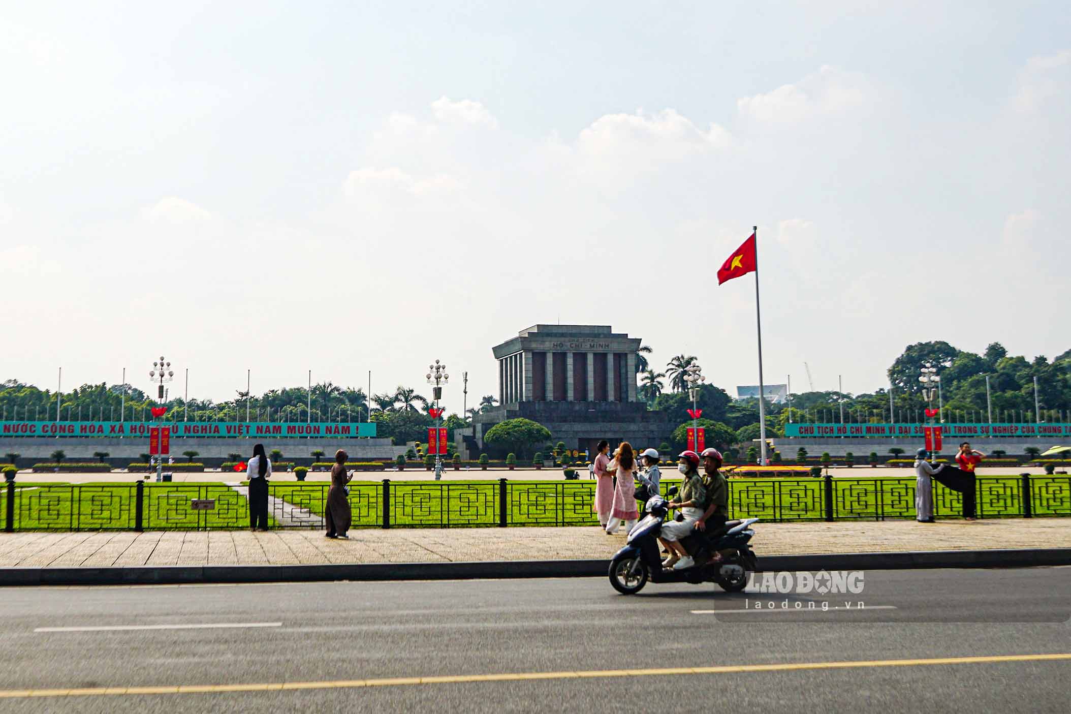 On August 31, according to Lao Dong, many streets and alleys of the capital Hanoi were bright in the red color of the national flag.