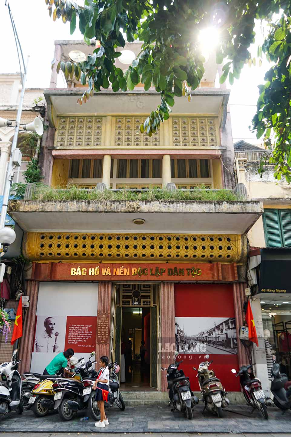 At the house at 48 Hang Ngang street (Hoan Kiem district) - one of the red addresses of Hanoi at this time attracts many tourists to visit.