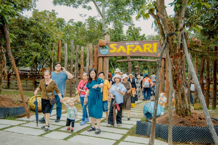 In particular, the safari area is loved and preferred by many families with young children. This is also the first safari area in Can Tho City. Children are excited when they get to see and play with animals for the first time.