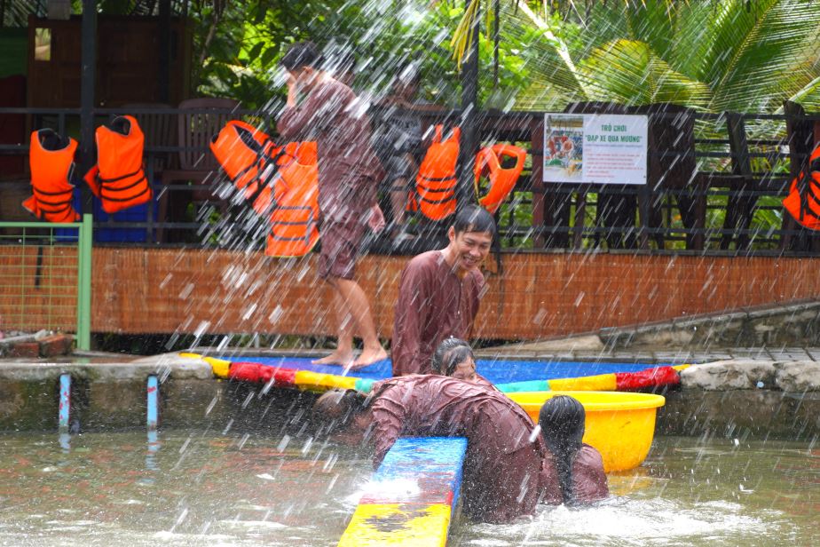 According to the reporter at Ong De Eco-tourism Village (Phong Dien District), tourists wearing brown Ao Ba Ba costumes enjoyed experiencing folk games and thrills underwater. Besides, there were spaces to enjoy folk cakes, local cuisine, singing...