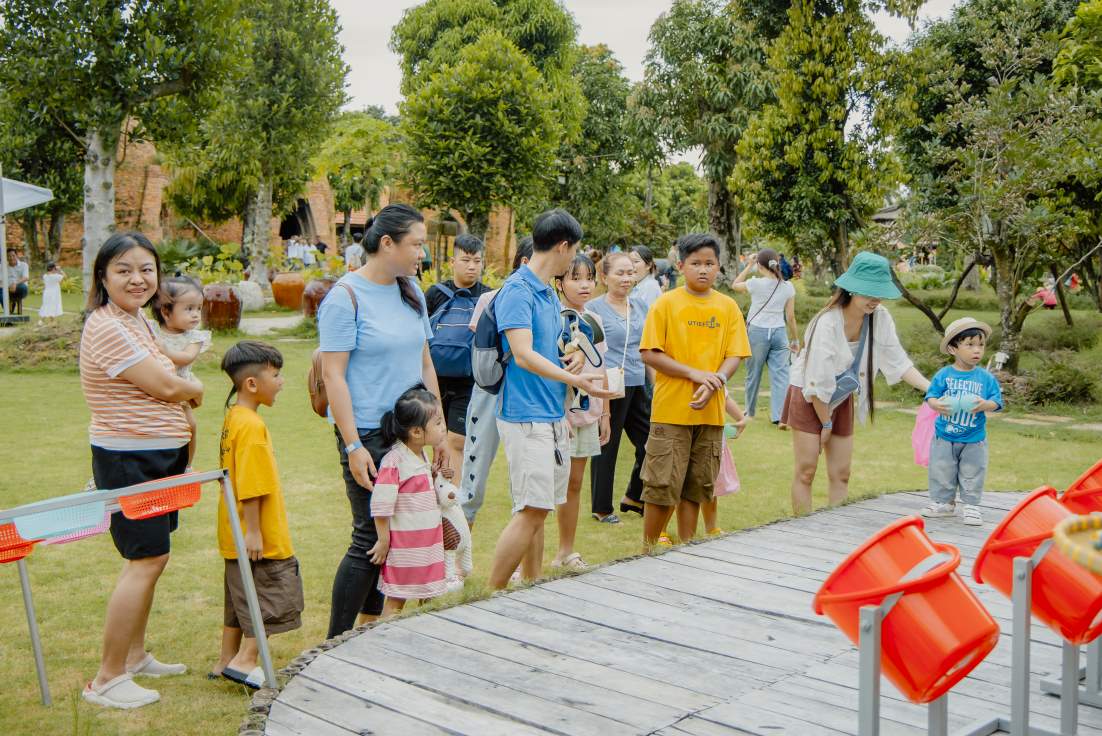 In addition, some other tourist attractions in Can Tho City have invested in new entertainment services such as My Khanh Tourist Village, Purple House, Tu Dung Ecological Garden, etc., also attracting a large number of check-in visitors, creating a vibrant and bustling atmosphere on the occasion of September 2nd.