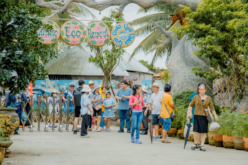 Còn tại Can Tho Eco Resort (huyện Phong Điền), cũng là điểm du lịch tiêu biểu cấp thành phố, nơi đây thu hút phần lớn là đối tượng khách đi cùng gia đình, trải nghiệm các không gian giải trí mới lạ.