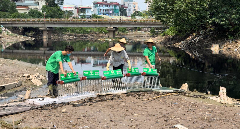 Người dân sống 2 bên bờ sông vui mừng khi thấy lắp phao chắn rác, giúp thuận tiện trong việc thu gom rác. Ảnh: Hoàng Lộc