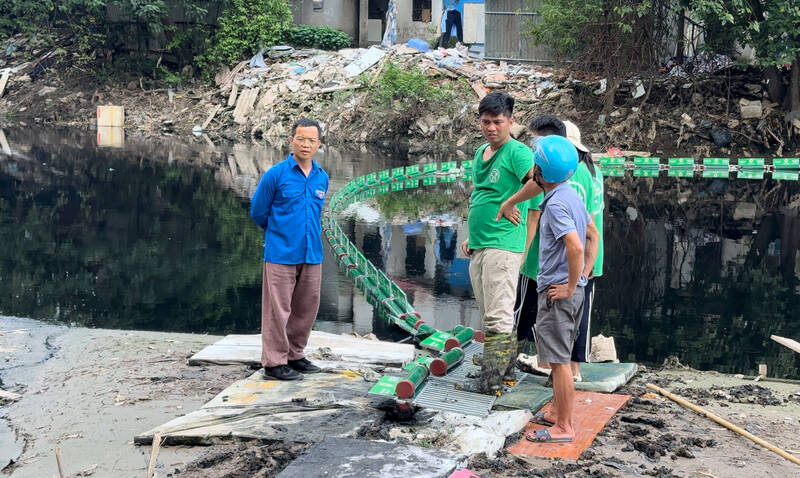 Câu lạc bộ Hà Nội Xanh lắp phao chắn rác trên sông Nhuệ đoạn qua phường Kiến Hưng, Hà Đông, Hà Nội. Ảnh: Hoàng Lộc