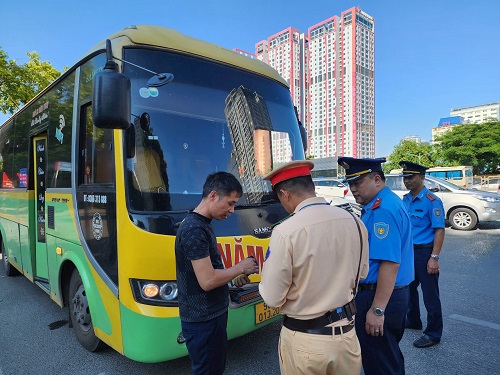 Lực lượng liên ngành giao thông kiểm tra các phương tiện. Ảnh: Tuấn Lương