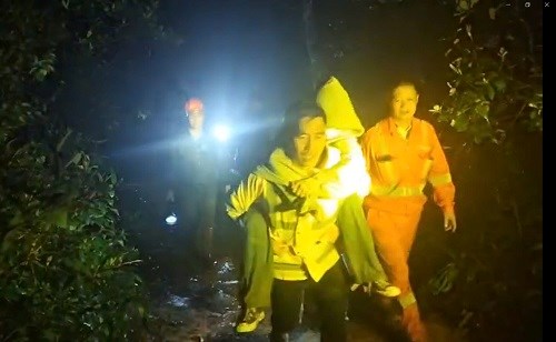 Nhân viên cứu hộ cứu nạn cõng du khách bị lạc trong rừng quay trở về từ rừng sâu. Ảnh: Nguyễn Quân