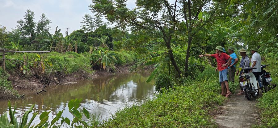 Theo người dân, tại vị trí này trang trại đã cho lắp đặt một ống ngầm để xả thải ra sông, chỉ khi nước sông rút cạn thì miệng ống thải mới bị lộ ra. Ảnh: Nam Hồng