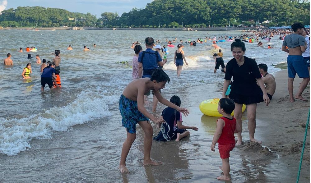 Do Son beach area 2 is crowded on the first day of the holiday. Photo: Bang Tam