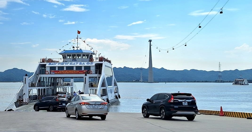 Five large ferries operate continuously to take tourists to Cat Ba Island without having to wait long. Photo: Cat Hai District Culture - Information and Sports Center