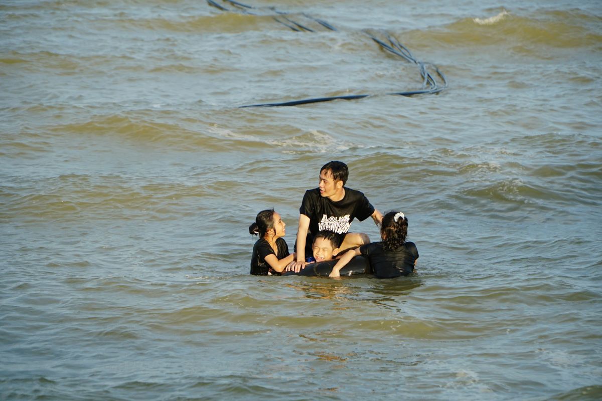 Due to the small number of tourists, Sam Son beach is somewhat airy. Photo: Quach Du