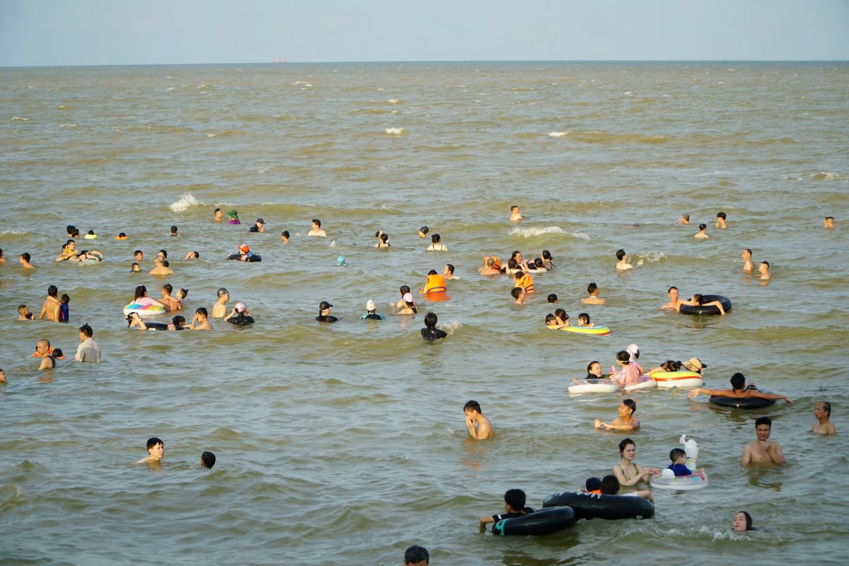 Due to the hot weather on the afternoon of August 31 at Sam Son beach, many tourists still enjoyed swimming. Photo: Quach Du