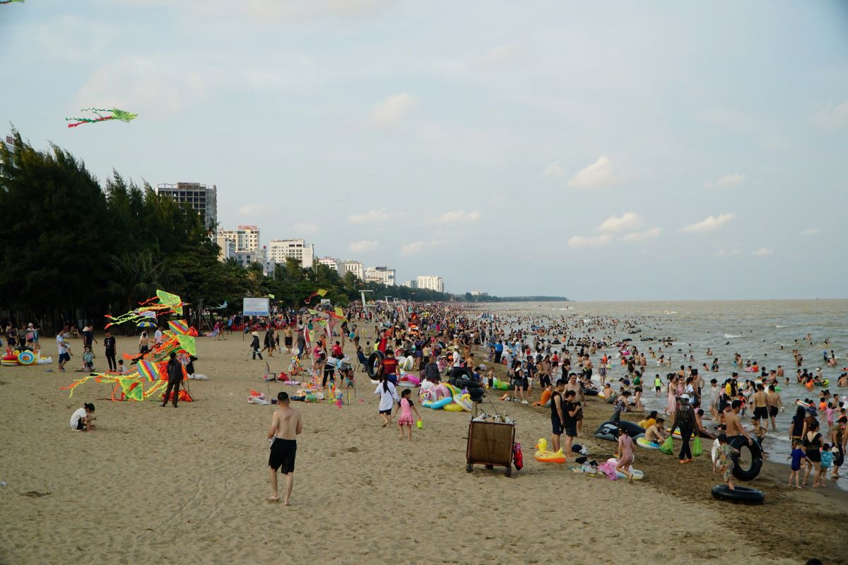 According to records on the afternoon of August 31 (the first day of the September 2 holiday), the number of people and tourists flocking to Sam Son beach (Thanh Hoa province) for vacation was quite small. Photo: Quach Du