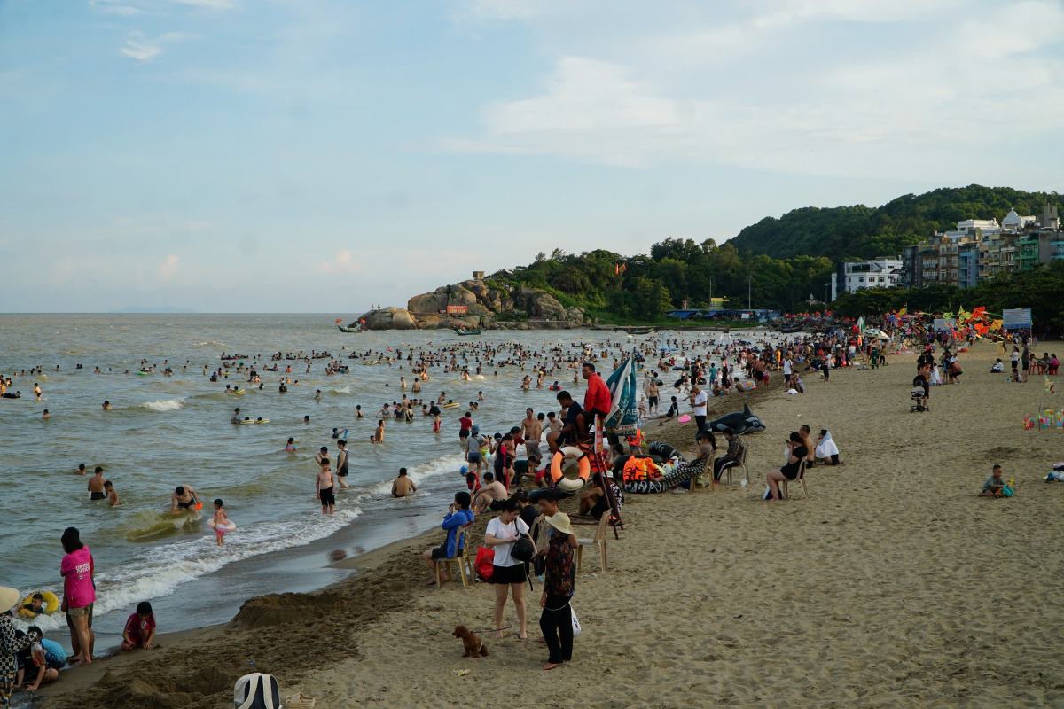 According to many businesses here, because today is the first day off, many people have just returned to their hometowns and have not had time to travel. Maybe tomorrow, more people and tourists will flock to Sam Son. Photo: Quach Du