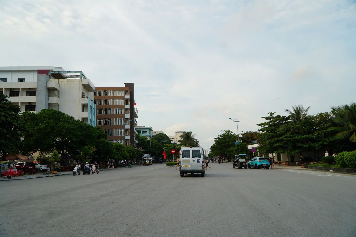 Trên đường Hồ Xuân Hương (dọc bãi biển Sầm Sơn), lượng người và phương tiện khá thưa vắng. Ảnh: Quách Du