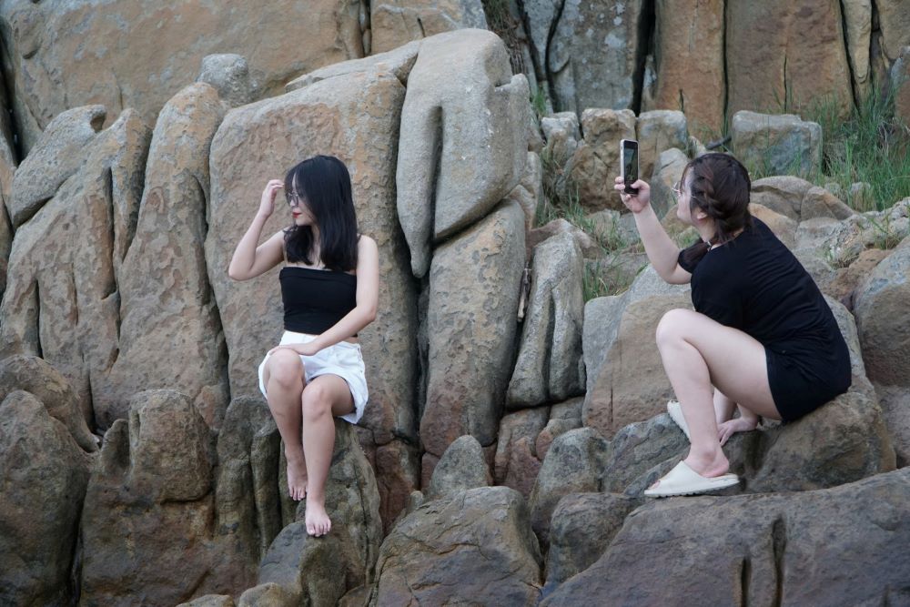 Young people enjoy the comfortable space and check-in at Sam Son beach. Photo: Quach Du