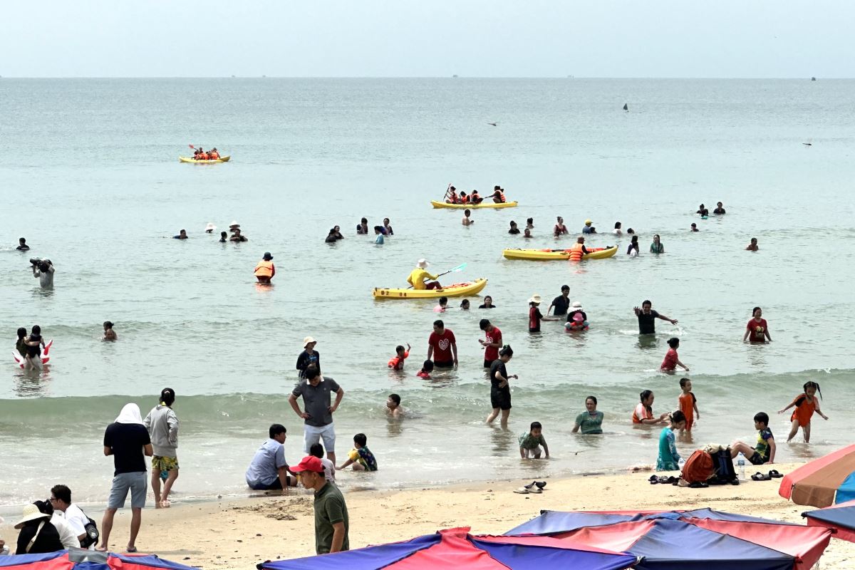 Vũng Tàu mưa dông ảnh hưởng đến kỳ nghỉ của du khách