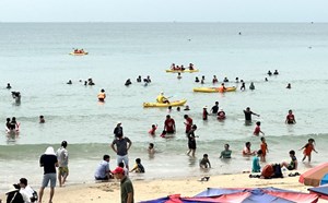 Vũng Tàu mưa dông ảnh hưởng đến kỳ nghỉ của du khách