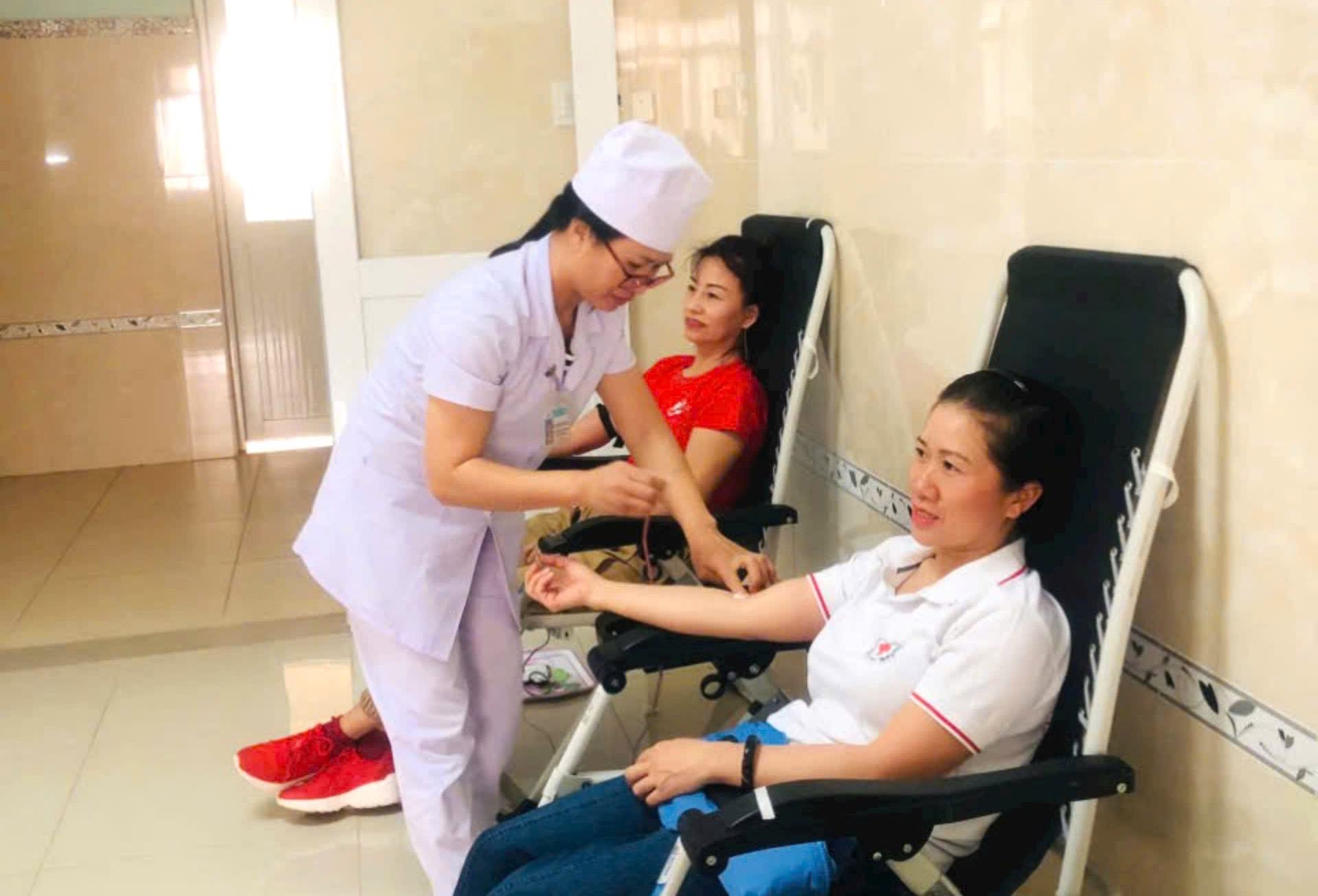 Volunteers donate blood at Lam Dong II Hospital. Photo: Nguyen Quan