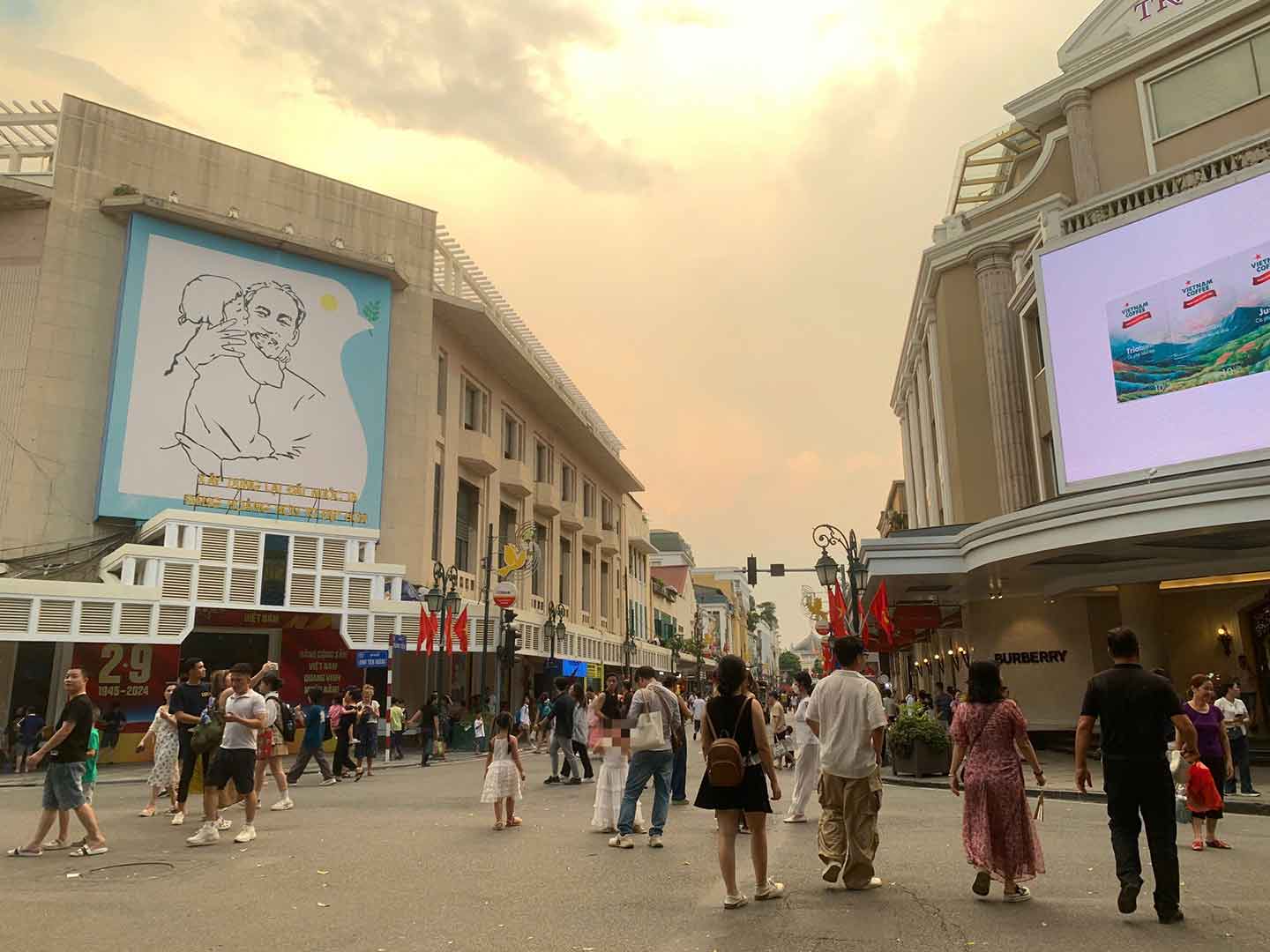 Phố đi bộ Hồ Gươm tiếp nhận lượng lớn du khách trong ngày đầu tiên kỳ nghỉ lễ Quốc khánh. Ảnh: Nhật Minh