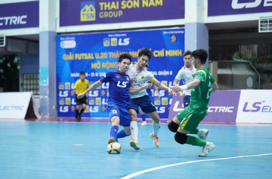 Thai Son Bac and Tan Tru chase an exciting score in the final match. Photo: HFF