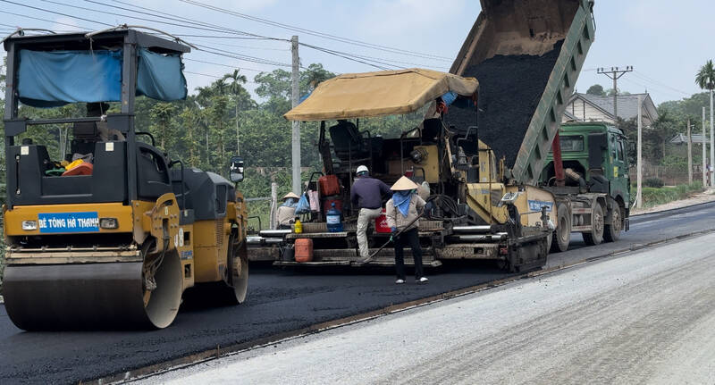Công nhân thi công Tỉnh lộ 414C tăng 3 ca, 4 kíp để kịp thông xe kỹ thuật vào tháng 10.2024. Ảnh: Hoàng Lộc
