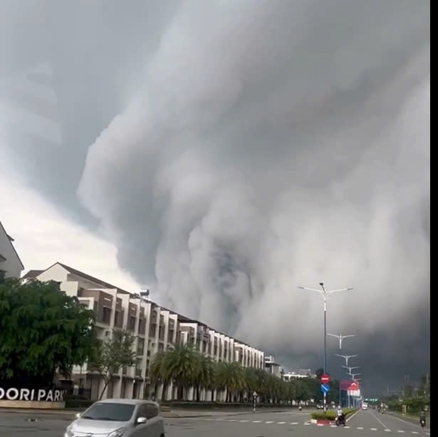Mây dông xâm lấn bầu trời Bình Dương, cuồn cuộn như "sóng thần". Ảnh: Bạn đọc cung cấp