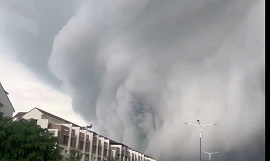 Mây dông xâm lấn bầu trời Bình Dương, cuồn cuộn như "sóng thần". Ảnh: Bạn đọc cung cấp