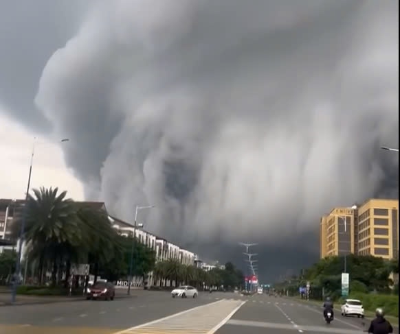 The cloud moved through many localities in Binh Duong. Photo: Provided by readers