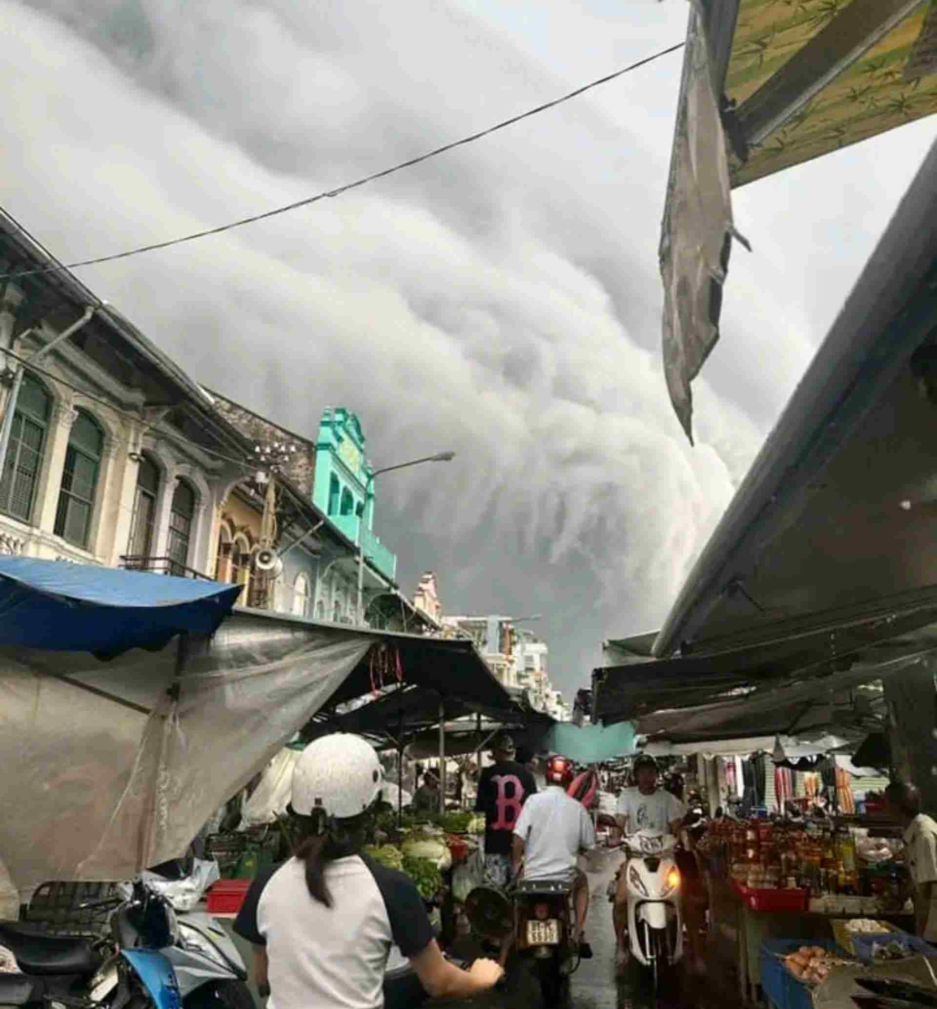 Thunderstorm clouds invade the sky of Binh Duong, rolling like a "tsunami". Photo: Provided by readers