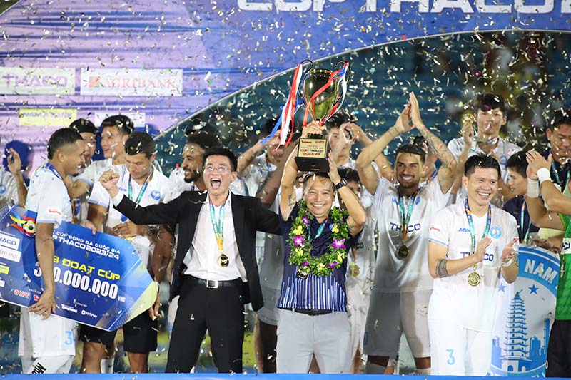 After winning the 2023-2024 V.League championship, coach Vu Hong Viet continued to win another title with Nam Dinh.