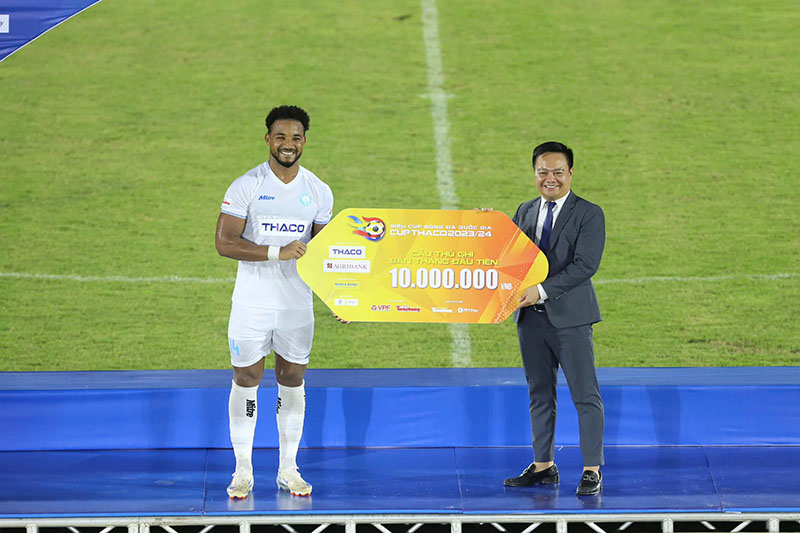 Striker Rafaelson was the hero of Nam Dinh with two goals in the 51st and 71st minutes. He received two individual awards for the first goal scorer and the best player of the match. The remaining goal of the Nam Dinh team was scored by Tran Van Cong.