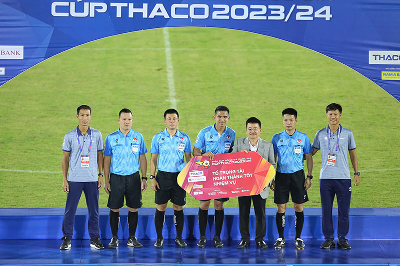 The organizers awarded prizes to the referee team that completed the task.