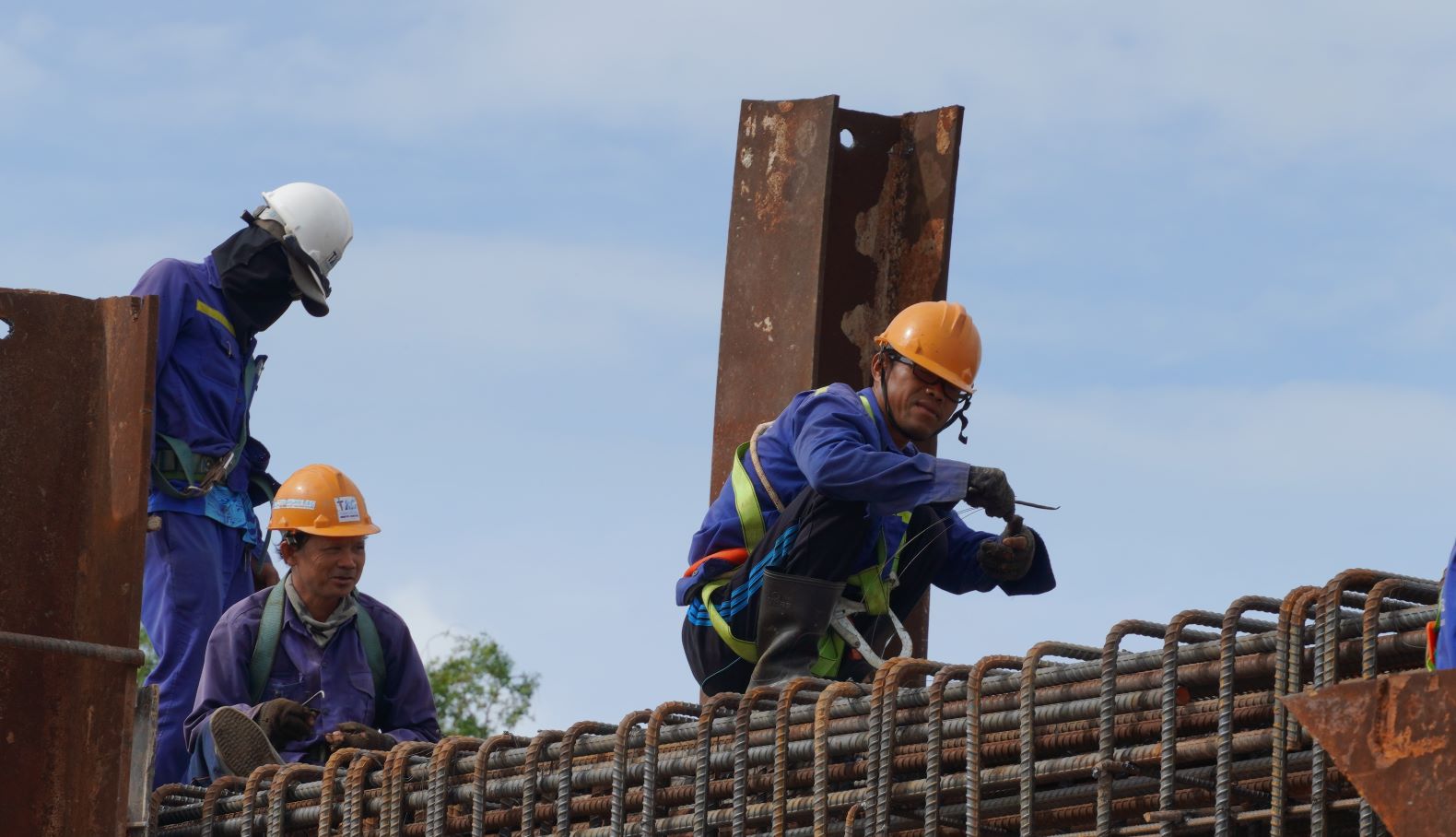 Công nhân thi công xuyên lễ