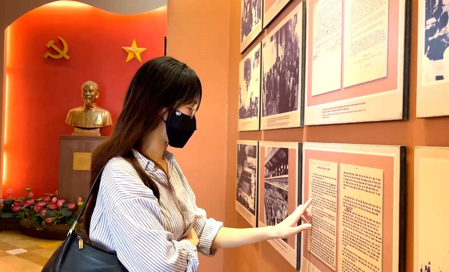 Người trẻ bồi hồi khi đến thăm nơi Tuyên ngôn độc lập ra đời