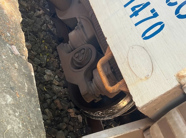 Tàu Bắc Nam trật bánh ở Huế được thông tuyến