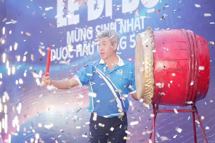 Mr. Toshiyuki Ishii - General Director of DHG Pharma performs the traditional ritual of the annual Walking Ceremony. Photo: Hau Giang Pharmacy (DHG Pharma)