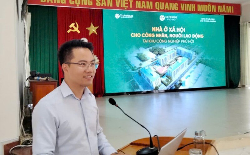 Ông Nguyễn Tuấn Quang - Công ty Cổ phần đầu tư Nhà An Bình thông tin nhà ở xã hội đến người lao động. Ảnh: Đ.LÂM