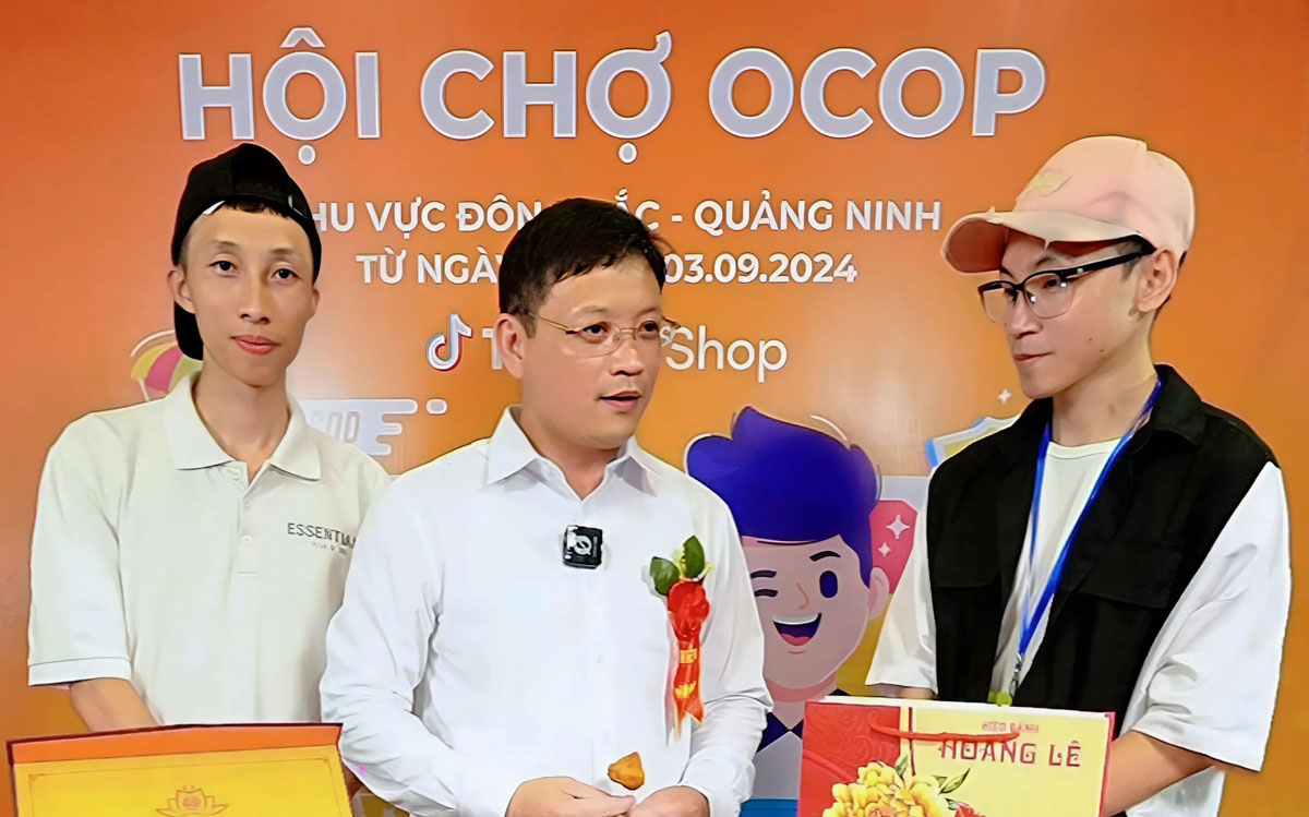 Ông Nghiêm Xuân Cường, Phó Chủ tịch UBND tỉnh Quảng Ninh tham gia buổi livestream bán hàng. Ảnh: Đoàn Hưng