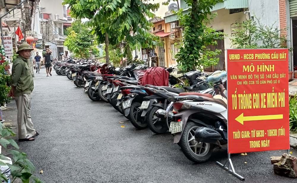 To serve customers attentively, stores also lend umbrellas to customers who have to wait in line under the hot sun. Cau Dat Ward authorities organize free parking for residents and tourists who come to buy moon cakes, to avoid the situation of vehicles and people spilling out onto the road, causing traffic jams.