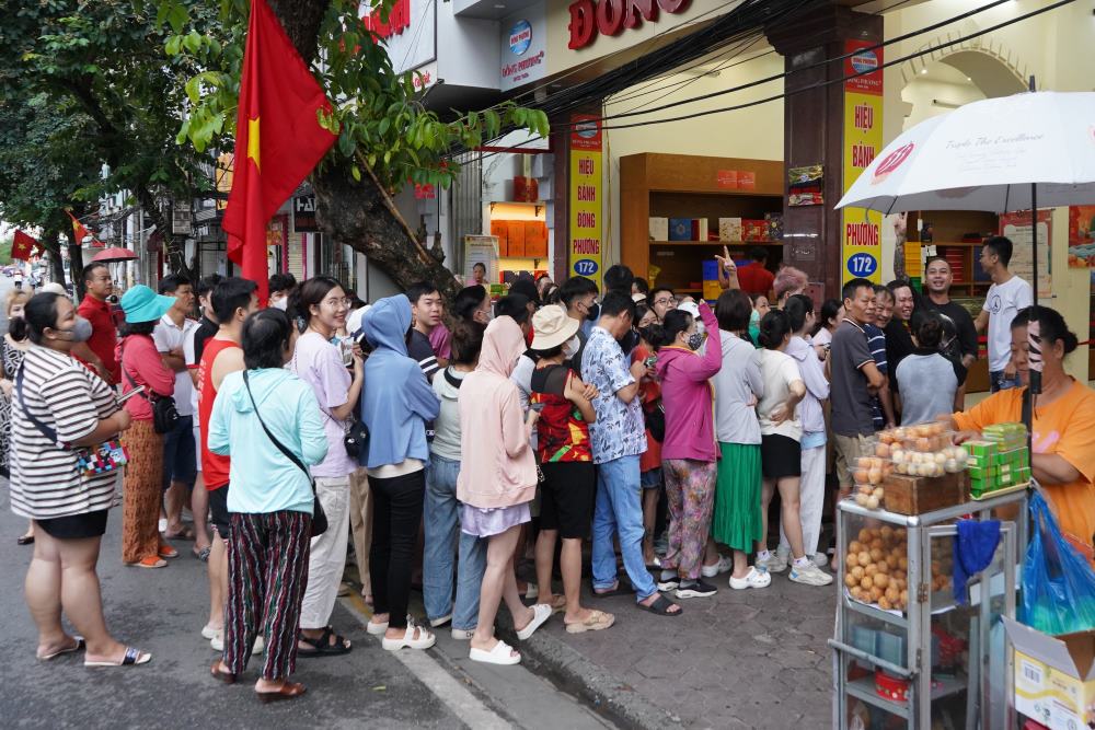 Từ sáng sớm ngày 1.9, rất đông người dân xếp hàng mua bánh trung thu Hải Phòng. Ảnh: Mai Dung